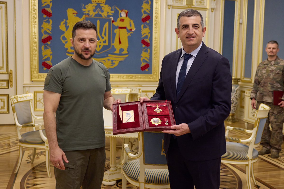 Le président ukrainien décore Haluk Bayraktar