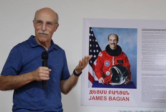 L’astronaute arméno-américain James Bagian a fait don des badges portés sur son uniforme lors de ses vols spatiaux au Musée d&rsquo;histoire d&rsquo;Arménie