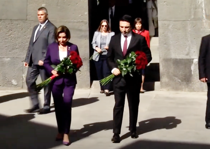 Nancy Pelosi se recueille au Mémorial d&rsquo;Erevan
