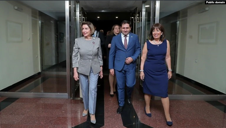 La rencontre entre le  ministre arménien de la défense et Nancy Pelosi