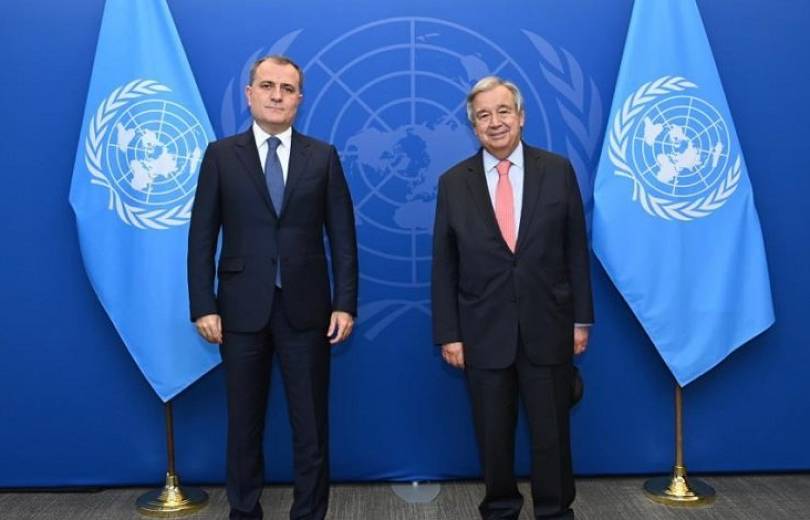 Lors de la rencontre avec Jeyhun Bayramov, Antonio Guterres a souligné l&rsquo;importance du règlement des relations arméno-azéries