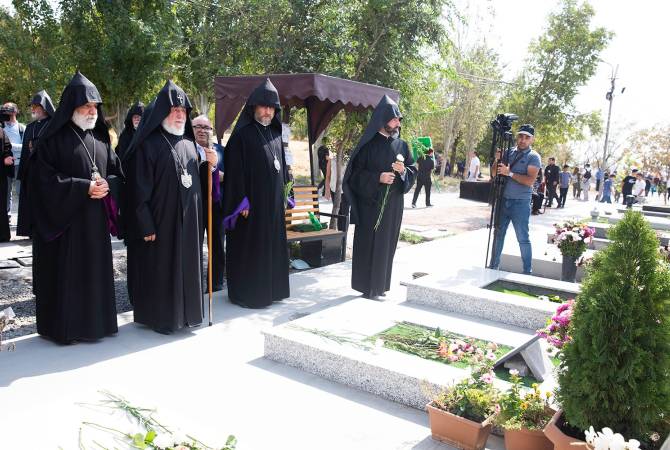 Une délégation emmenée par le Catholicos Karékine II d’Etchmiadzine a visité le panthéon militaire de Yerablur