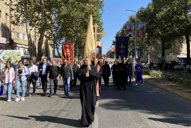 Le Khatchyert, une marche de croix, a eu lieu à Stepanakert en mémoire des martyrs de la guerre de 44 jours