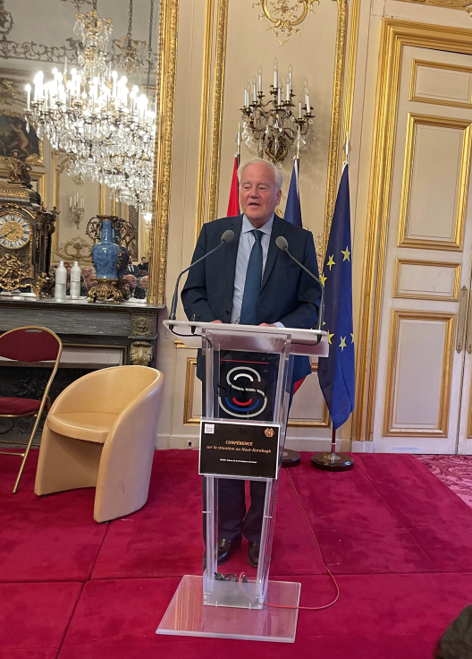 « Brandir la menace de sanctions personnelles et ciblées, en exigeant le retrait des forces armées azerbaïdjanaises »