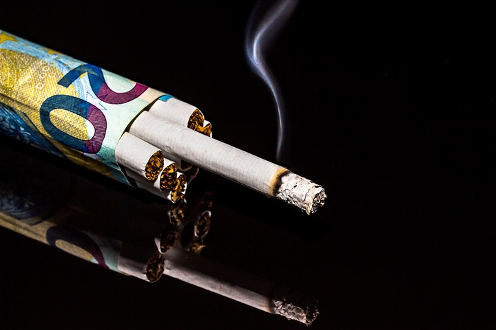 Vaste trafic de tabac en Ile-de-France: un et deux ans de prison pour un père et son fils