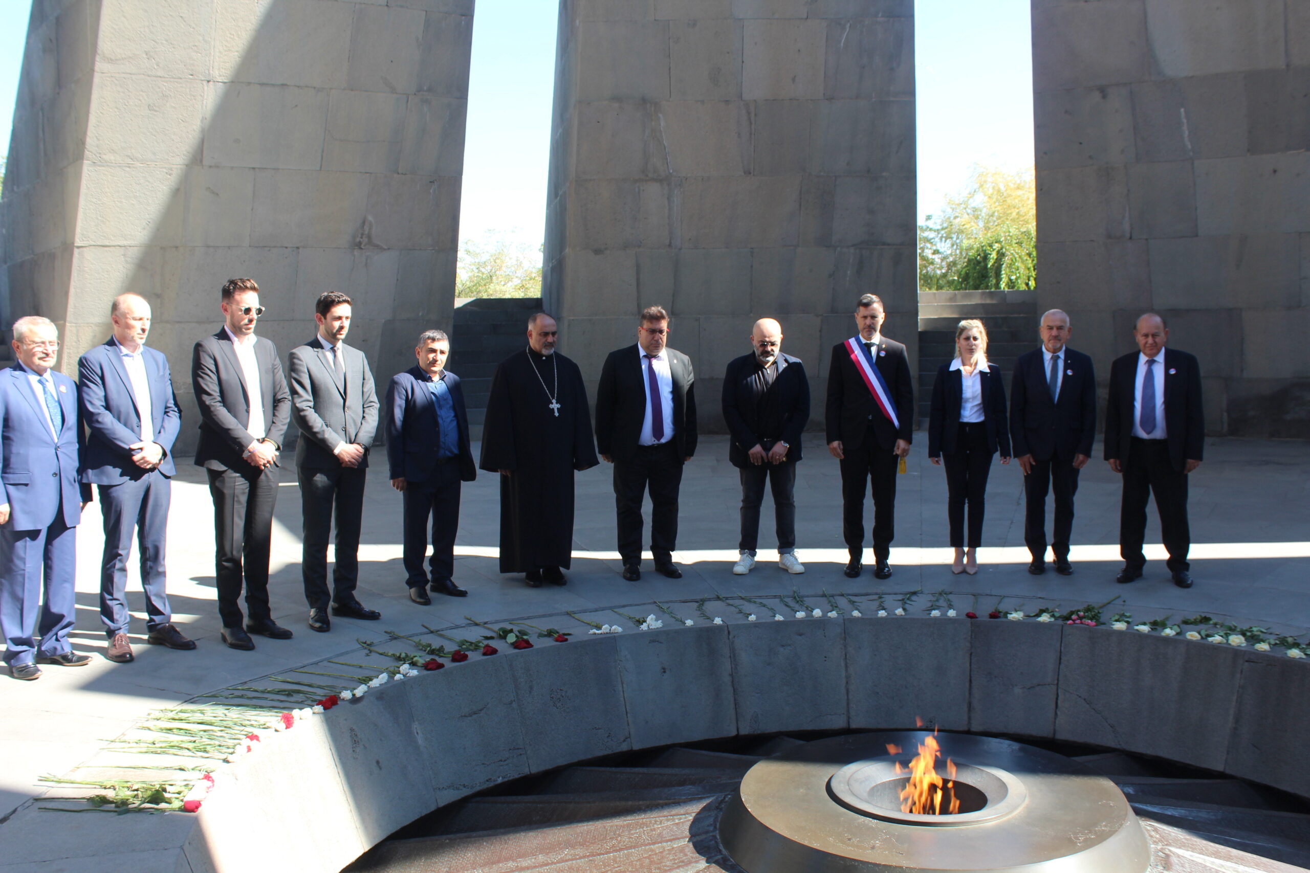 La délégation de Valence s’est recueillie au mémorial du génocide arménien à Erévan : la mémoire et la douleur sont encore vives…