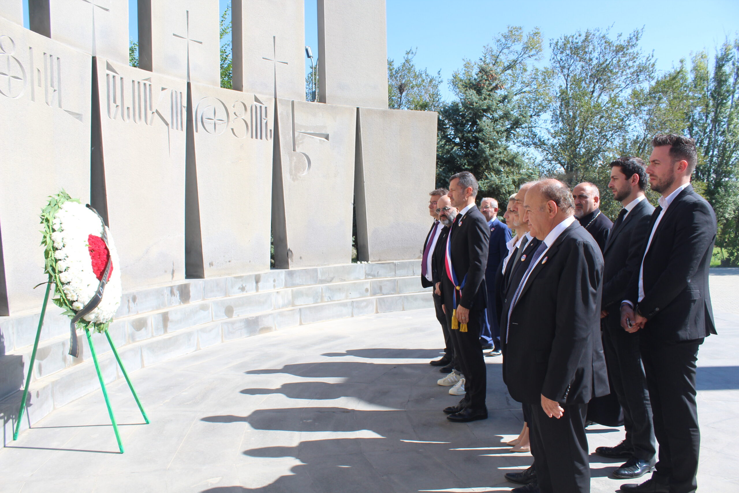 La délégation de Valence au cimetière militaire des héros de Yerablour à Erévan : intense émotion et tristesse