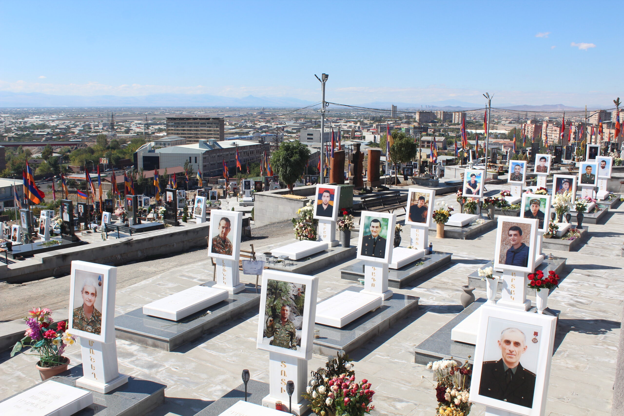 Pourquoi ne peut-on pas filmer ou photographier les nouvelles tombes des soldats Arméniens du cimetière des héros de Yerablour à Erévan ?