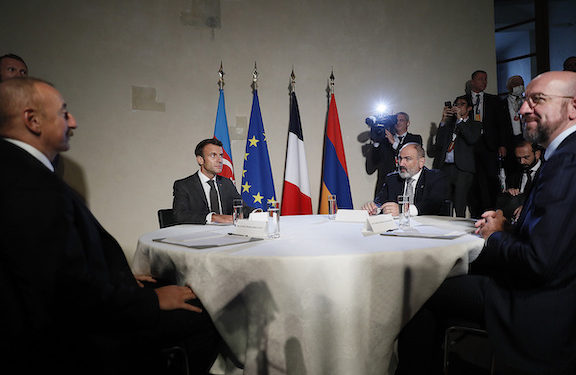 Bakou qualifie d' »irréaliste » la proposition d’Erevan d’ouvrir des postes-frontières