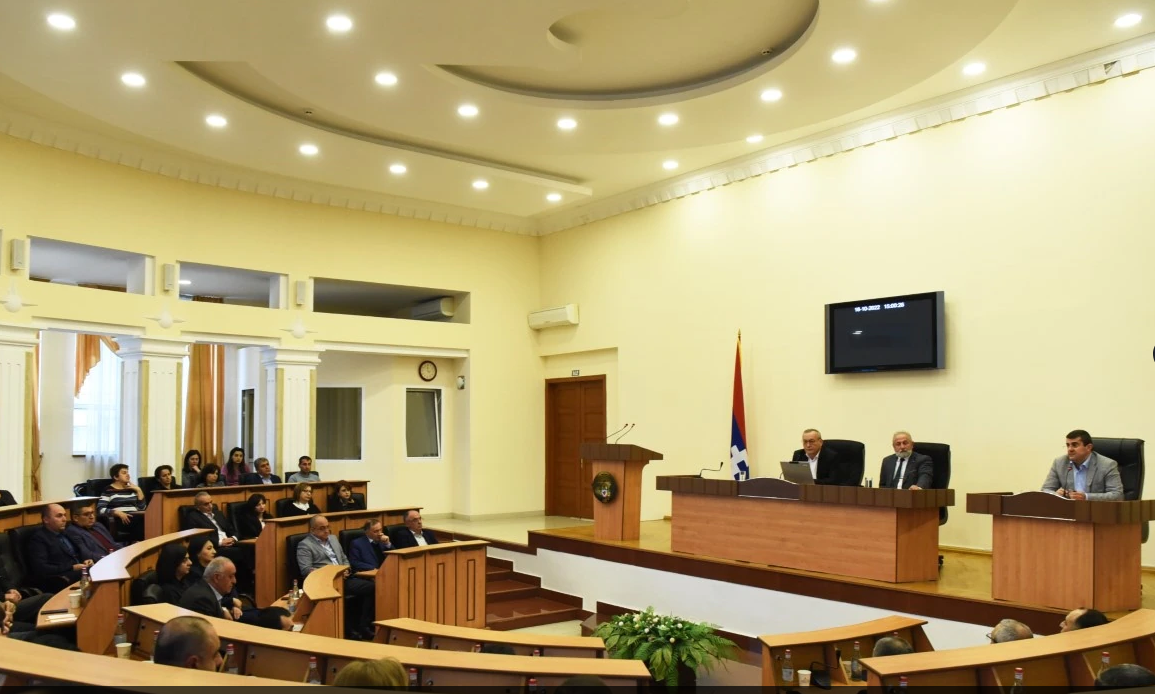 Les dirigeants du Karabakh discutent de la crise à Erevan