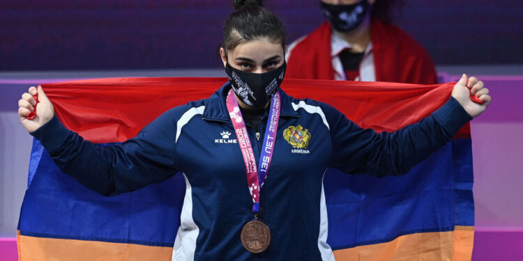 Liana Gyurjyan (Arménie) championne d&rsquo;Europe d’haltérophilie des -20 ans, Emma Poghosyan, vice-championne