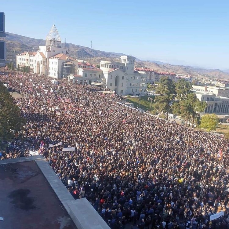 Des milliers de personnes rassemblées sur la place de la Renaissance à Stepanakert, parallèlement à la session extraordinaire de l&rsquo;Assemblée nationale de la République d&rsquo;Artsakh