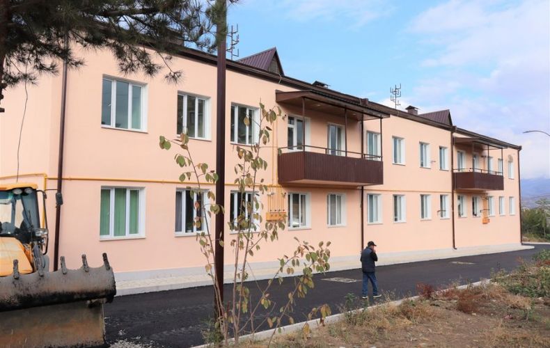 Un nouvel immeuble inauguré à Stepanakert grâce au « Fond Hayasdan »