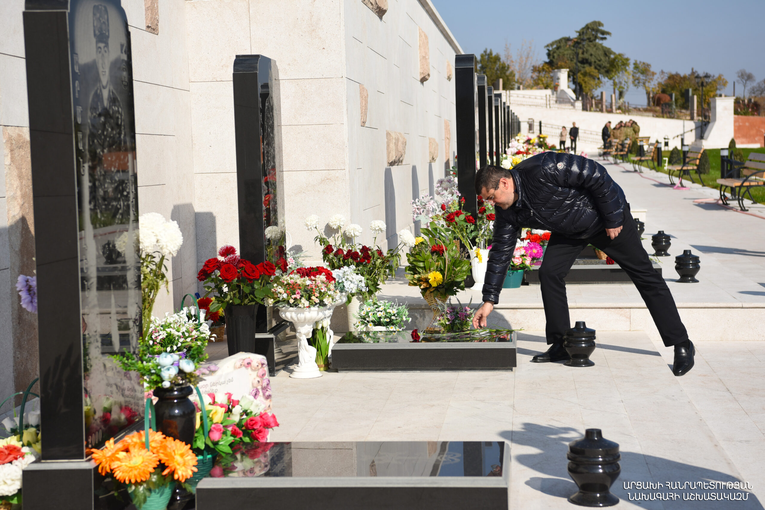 Le Président a rendu hommage à la mémoire des martyrs de la troisième guerre de l&rsquo;Artsakh