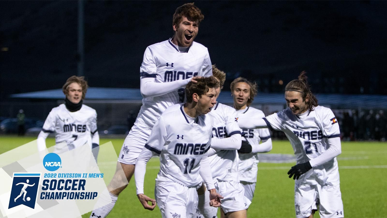 L’équipe de l’école de football des Mines du Colorado avec le franco-arménien Azad Iliozer, championne pour la 11e fois du tournoi RMAC