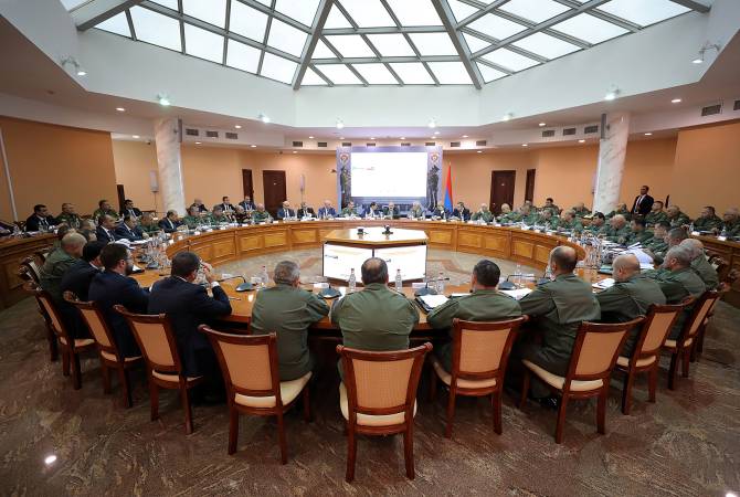 Le Premier ministre Nikol Pachinian préside une consultation au ministère de la Défense