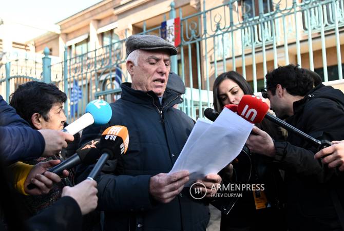 Des citoyens déplacés d’Artsakh se rassemblent devant l’ambassade de France pour soutenir la résolution du Sénat
