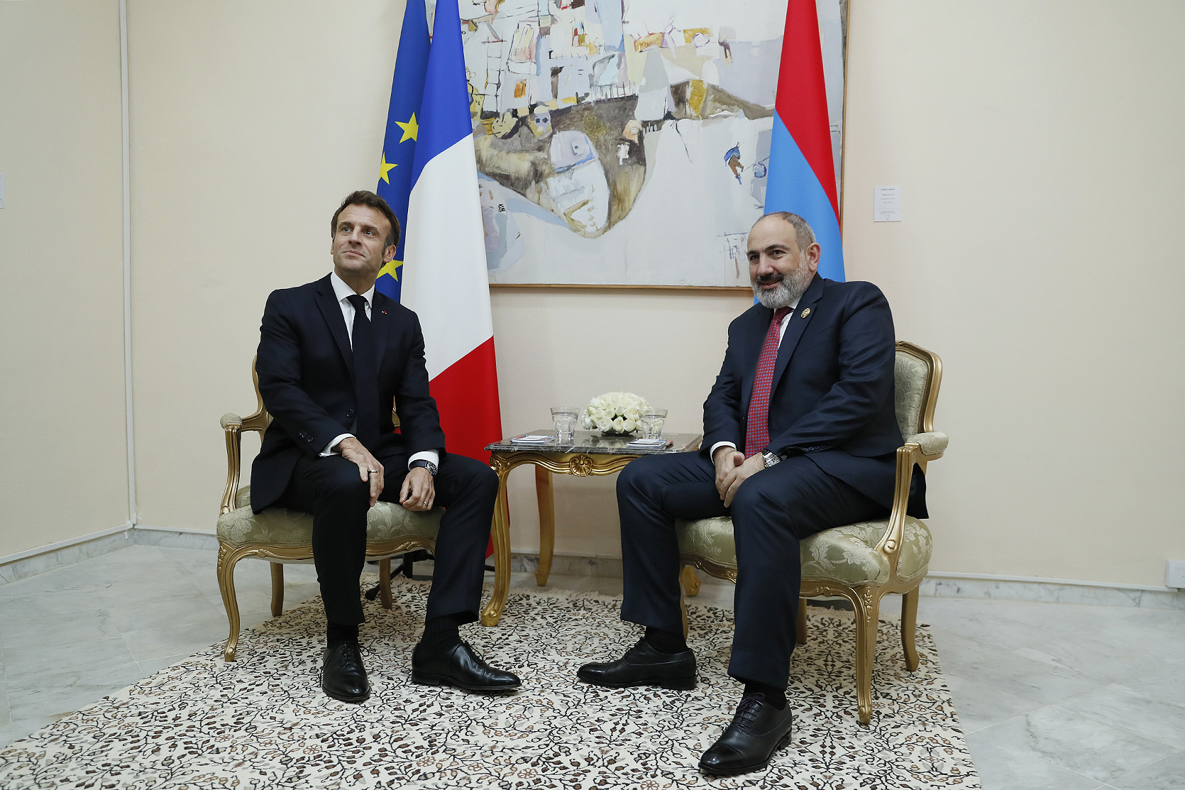 Entretien privé entre le Premier ministre arménien et le Président français en Tunisie