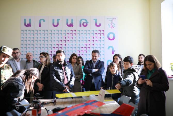 Un laboratoire ingénierie apprend aux enfants à créer des drones