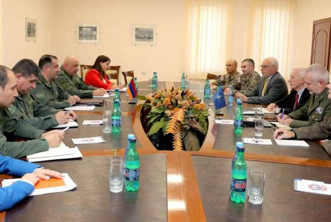 Le chef d’état-major général des forces armées arméniennes reçoit le groupe consultatif de l’OTAN