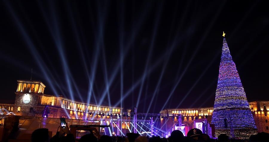 Les lumières du sapin de Noël géant d&rsquo;Arménie place de la République à Erévan seront allumées le 5 décembre