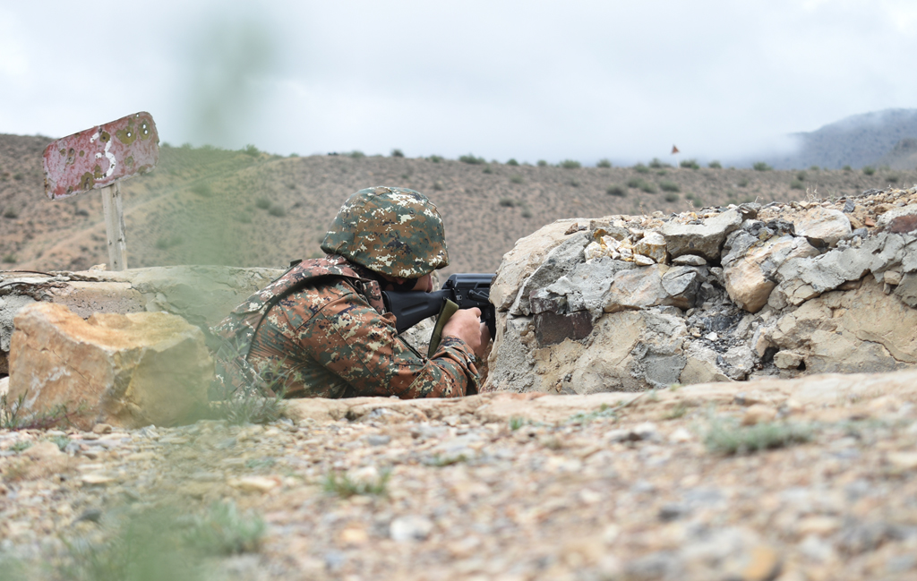 Comme tous les jours désormais, les Arméniens se font tirer dessus