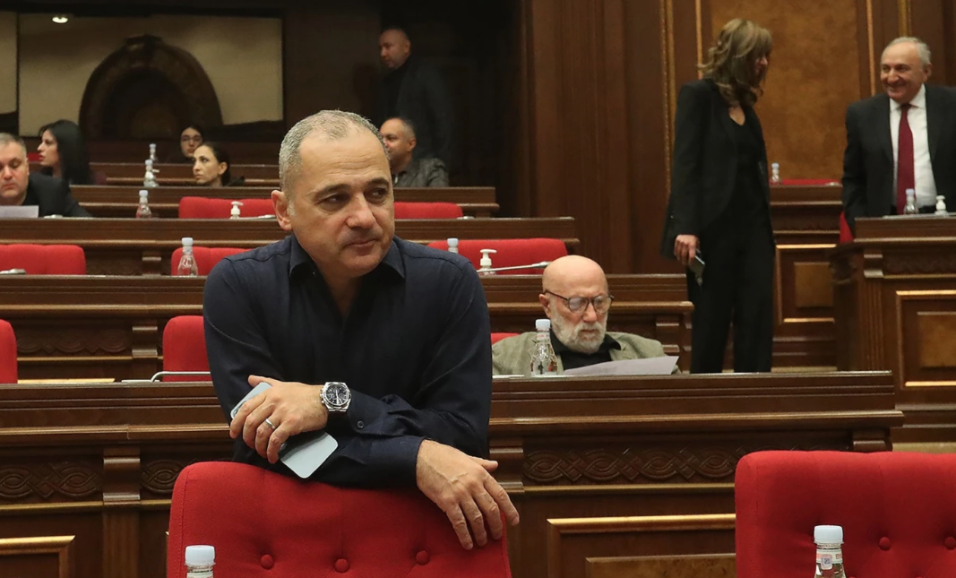 De nouveaux membres de l&rsquo;opposition démissionnent du Parlement arménien