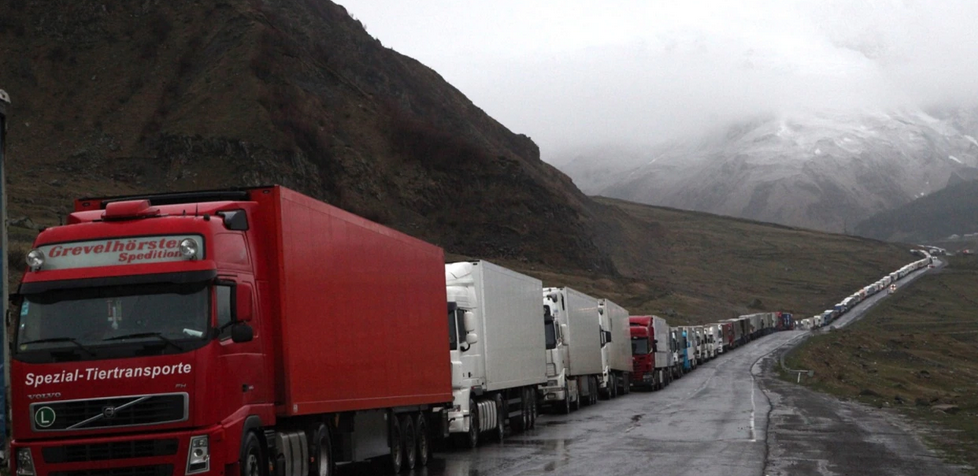 Les contrôles frontaliers plus stricts de la Russie laissent les camions arméniens bloqués en Géorgie