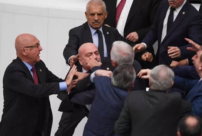 Une bagarre a eu lieu au Parlement turc, l&rsquo;un des députés a été hospitalisé