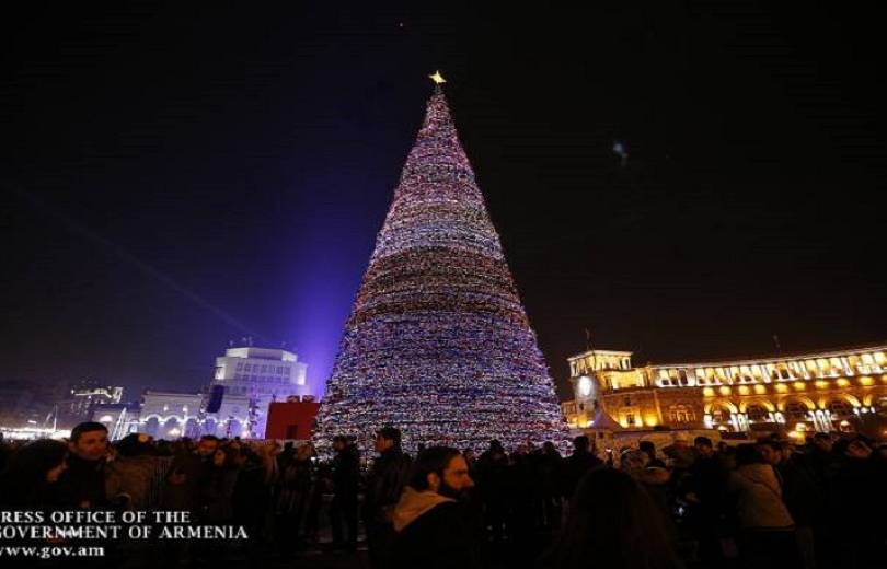 A partir d’aujourd’hui jusqu’au 31 décembre, 7 concerts auront lieu à Erévan près de l’arbre de Noël géant de la place de la République