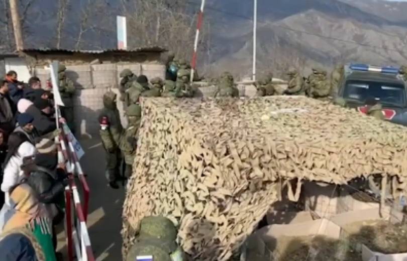 Des forces russes supplémentaires et des manifestants venant de Bakou arrivant par des bus sont sur le site qui bloque la route du couloir de Latchine