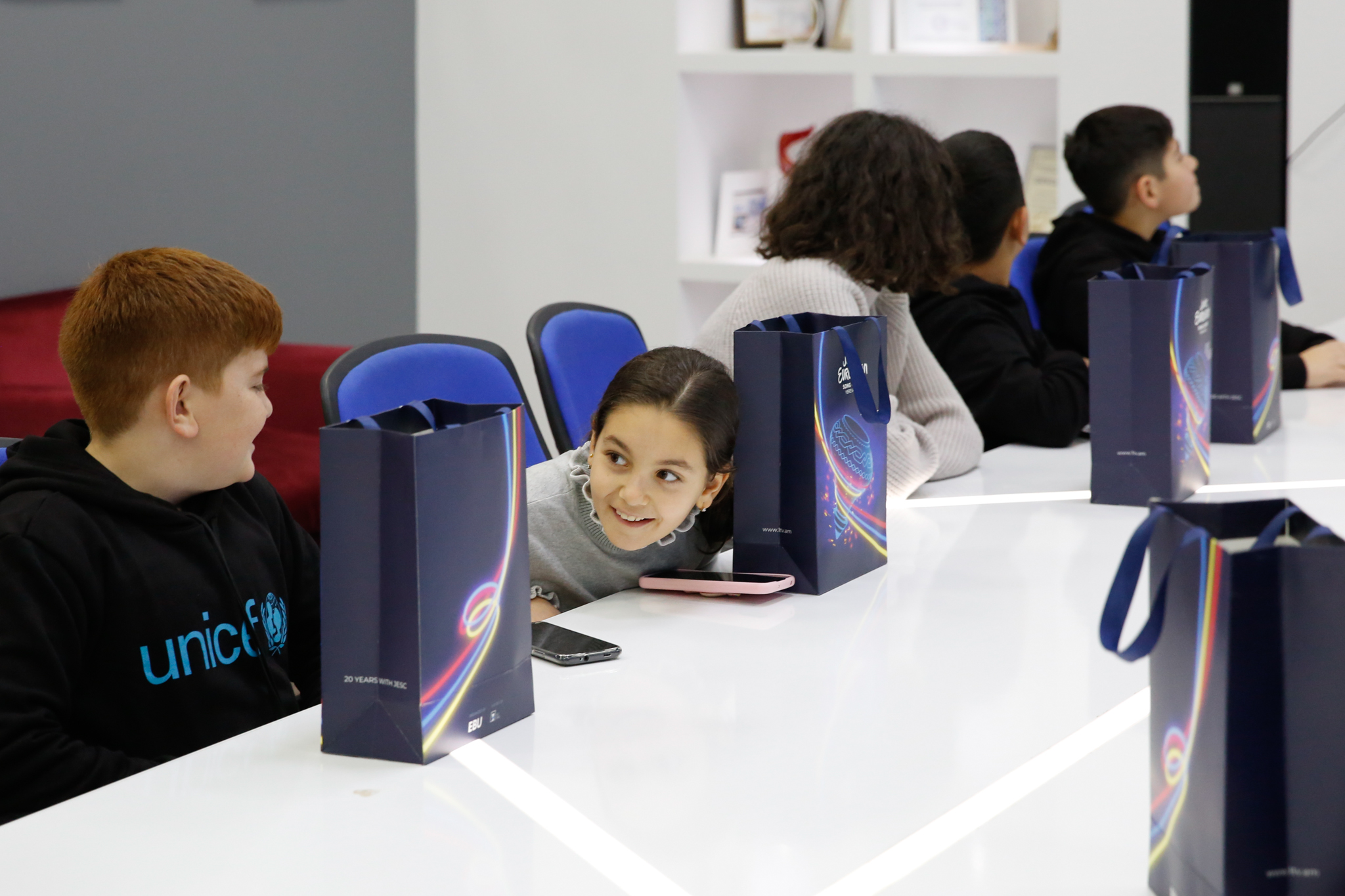Des enfants de l&rsquo;Artsakh, arrivés à Erevan pour « l&rsquo;Eurovision Junior » et qui ne peuvent repartir ont rencontré la chanteuse Maléna