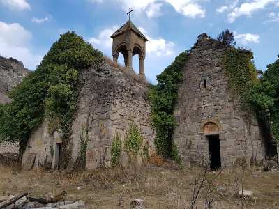 Des journalistes azéris se sont infiltrés dans le monastère arménien de l’apôtre Yeghishe dans une zone pourtant neutre près de Mataghis (Artsakh)