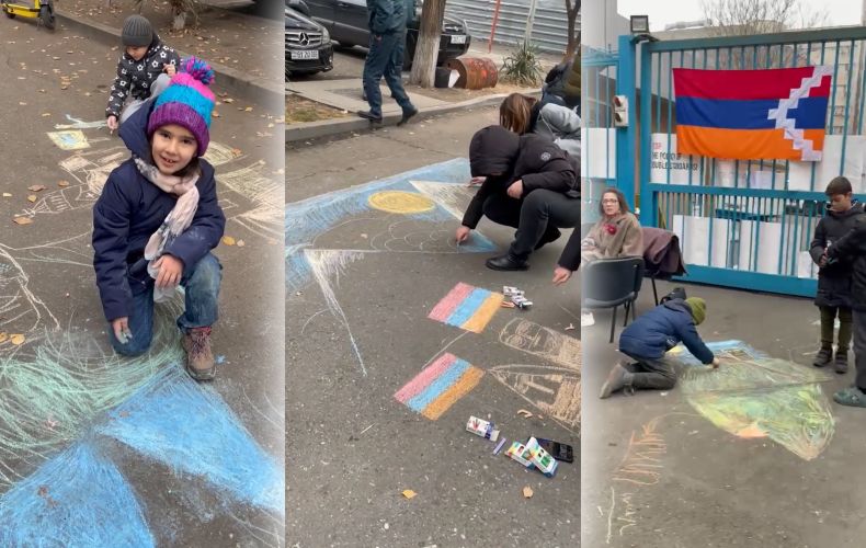 Un groupe d&rsquo;enfants Arméniens manifestent pour les enfants de l’Artsakh devant les bureaux de l’ONU à Erévan