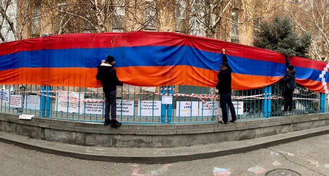 Des manifestants couvrent la clôture du bureau de l&rsquo;ONU à Erevan