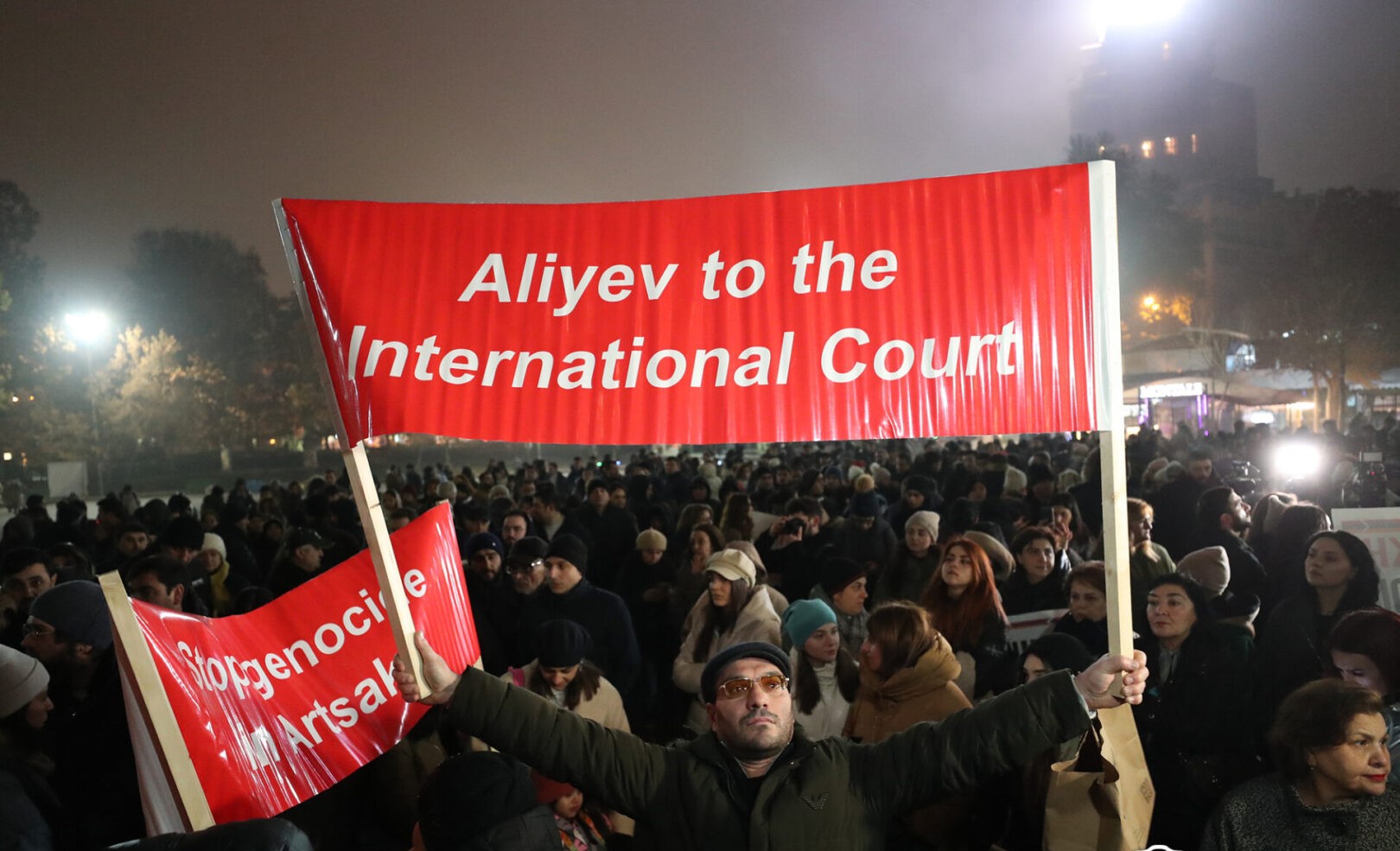 Marche des personnalités culturelles d’Arménie vers les ambassades à Erévan aux slogans « Ouvrez la route de vie de l&rsquo;Artsakh »