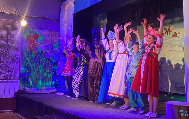 Le Théâtre d’art dramatique d&rsquo;État de Stepanakert a présenté la pièce « Contes d&rsquo;hiver » aux écoliers