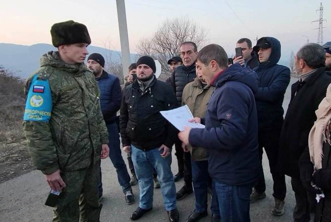 Un groupe de citoyens de l&rsquo;Artsakh marche vers Chouchi et demande aux Forces russes de paix de rétablir le trafic normal du couloir de Latchine