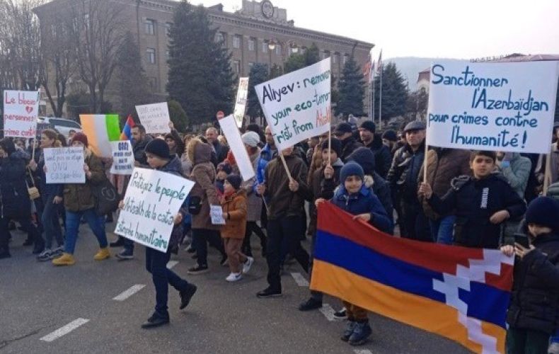 Un groupe de citoyens de l’Artsakh marche vers le poste de contrôle des Forces russes de paix pour exiger le retrait des Azéris du couloir de Latchine