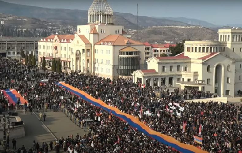 Le rassemblement du peuple de l’Artsakh a commencé sur la place de la Renaissance de Stepanakert noire de monde