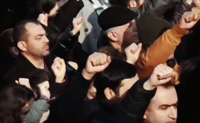 Colère et Hommage aux morts des 44 jours