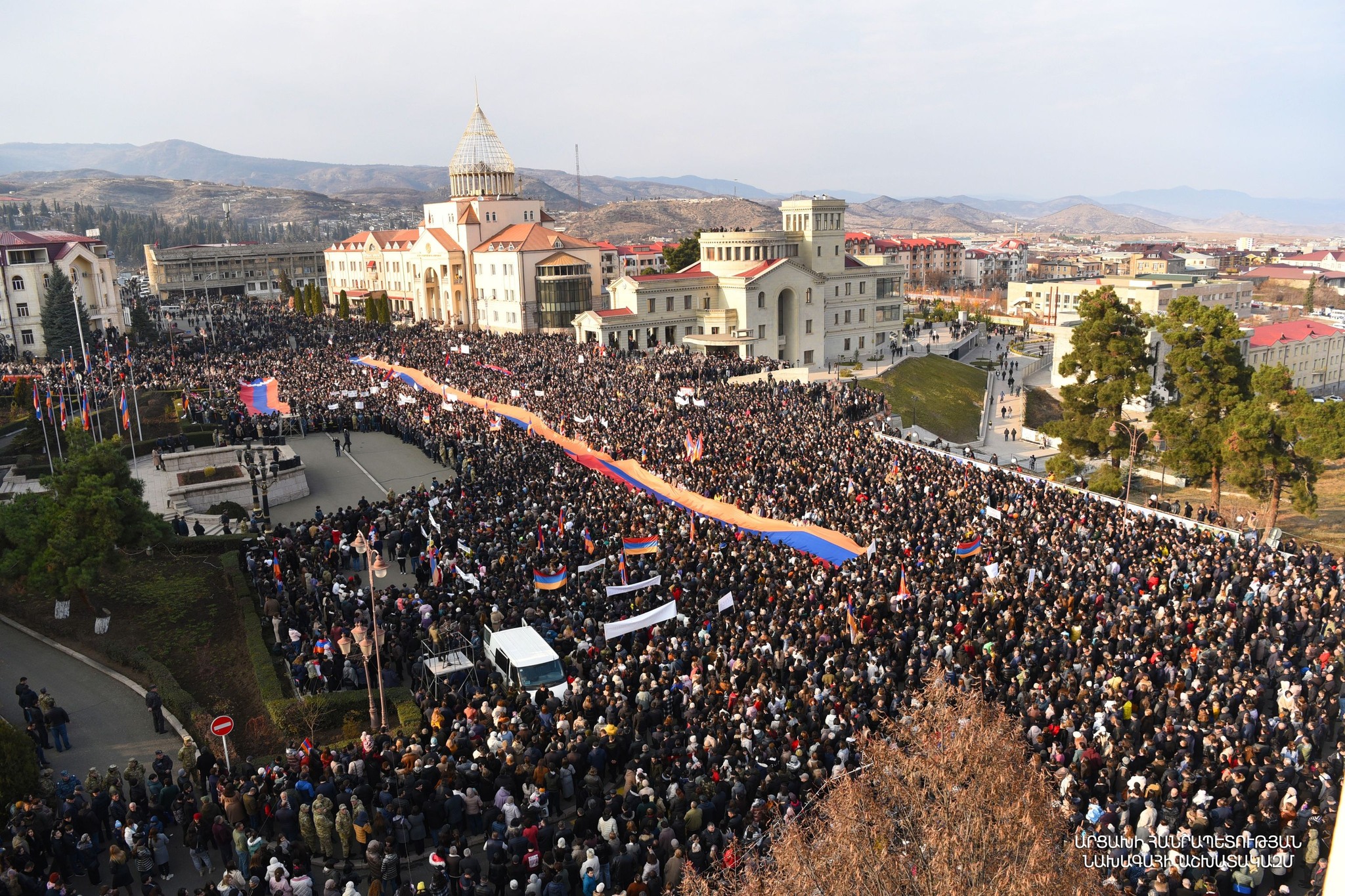 Des dizaines de milliers d’Arméniens manifestent à Stepanakert pour affirmer l’unité du peuple de l’Artsakh et la levée du blocus