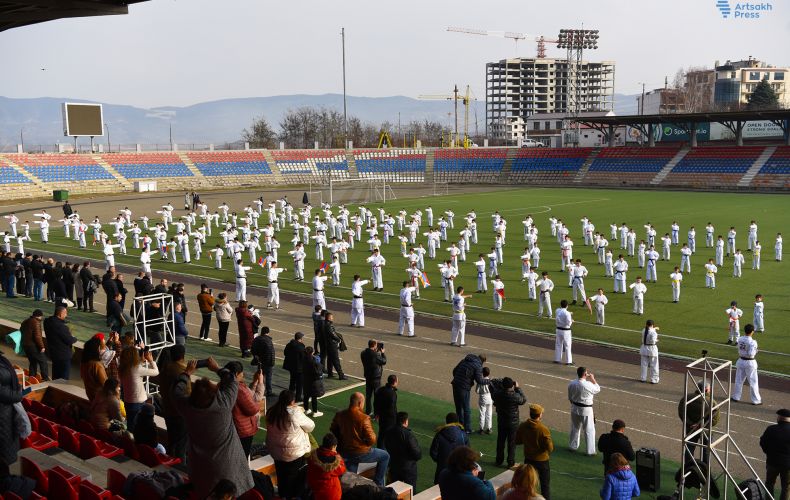 Un flash mob a eu lieu à Stepanakert avec la participation d&rsquo;athlètes de karaté réclamant l&rsquo;ouverture de la Route de la vie