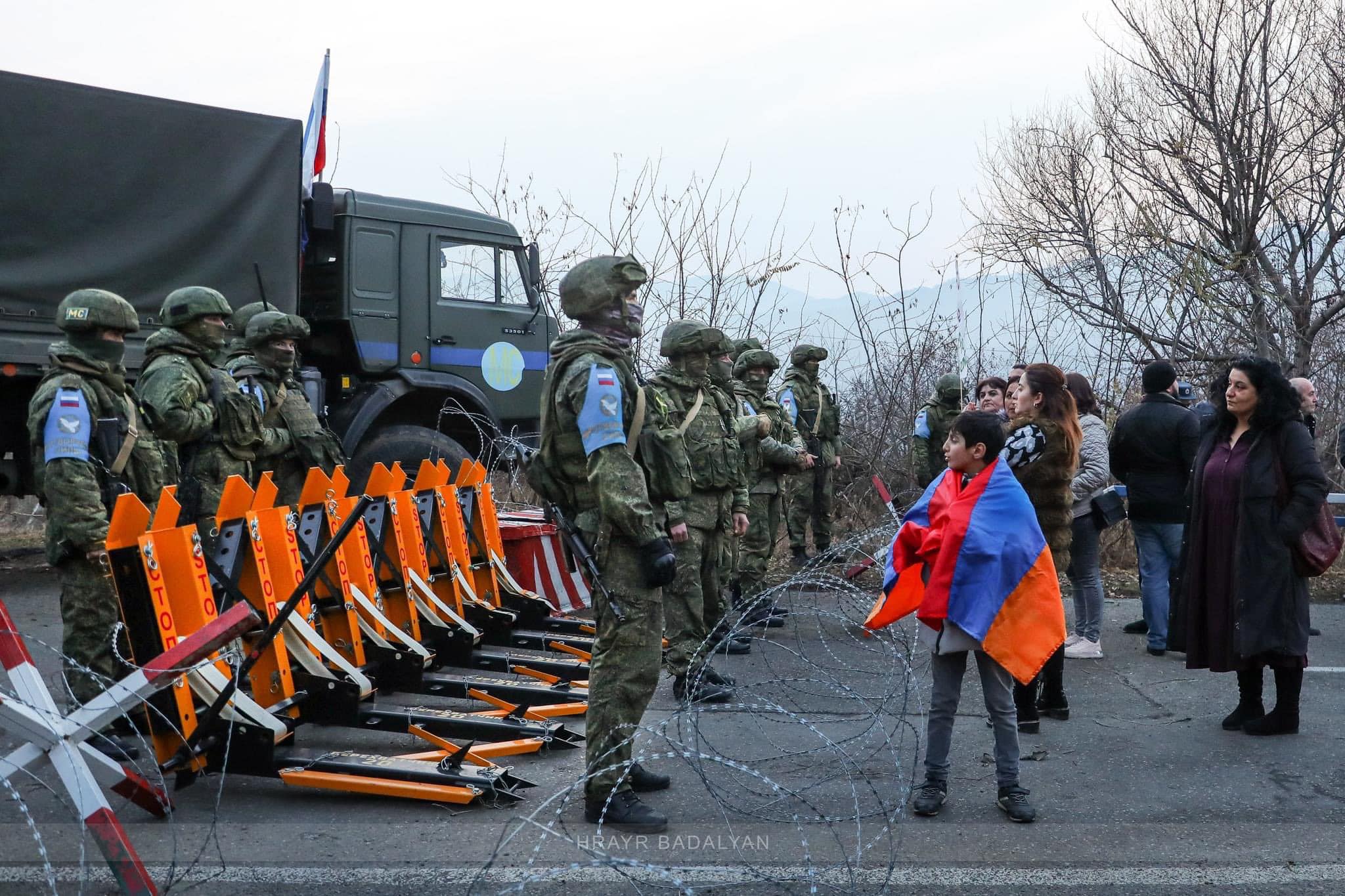 La route reliant l&rsquo;Artsakh à l&rsquo;Arménie et au monde extérieur reste toujours fermée malgré la promesse des forces russes