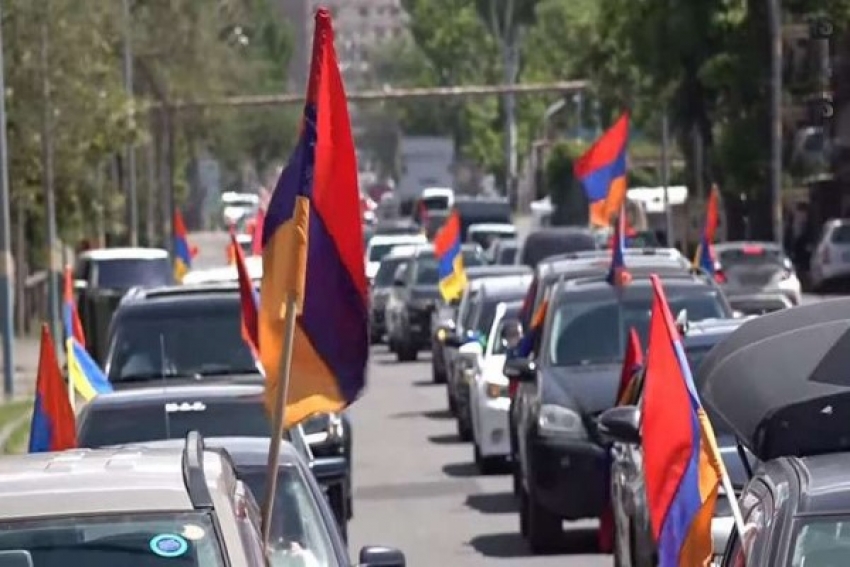 Partis d’Erévan vers Stepanakert, des centaines de citoyens arméniens ont été repoussés par les Forces russes dans le corridor de Latchine