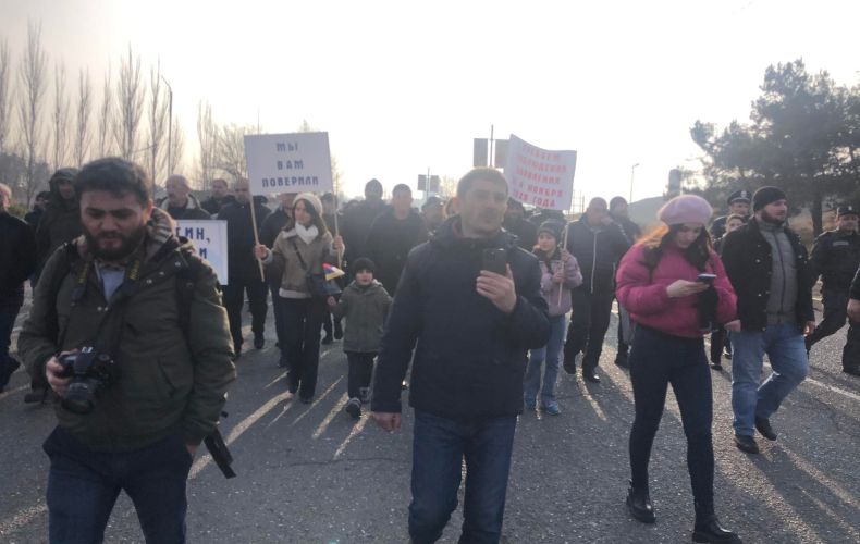Marche des citoyens de l&rsquo;Artsakh vers l&rsquo;aéroport de Stepanakert, exigeant une rencontre avec le commandant des Forces russes de paix