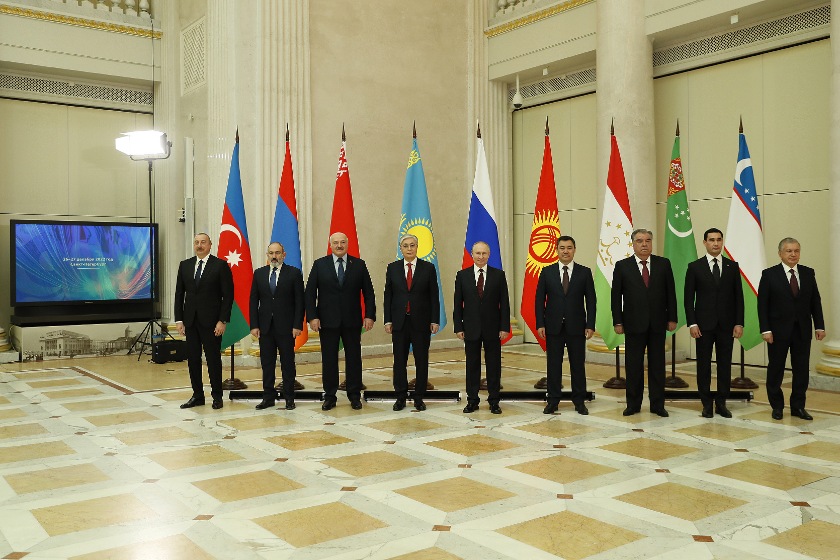 Poutine offre huit anneaux à des dirigeants et suscite différentes interprétations