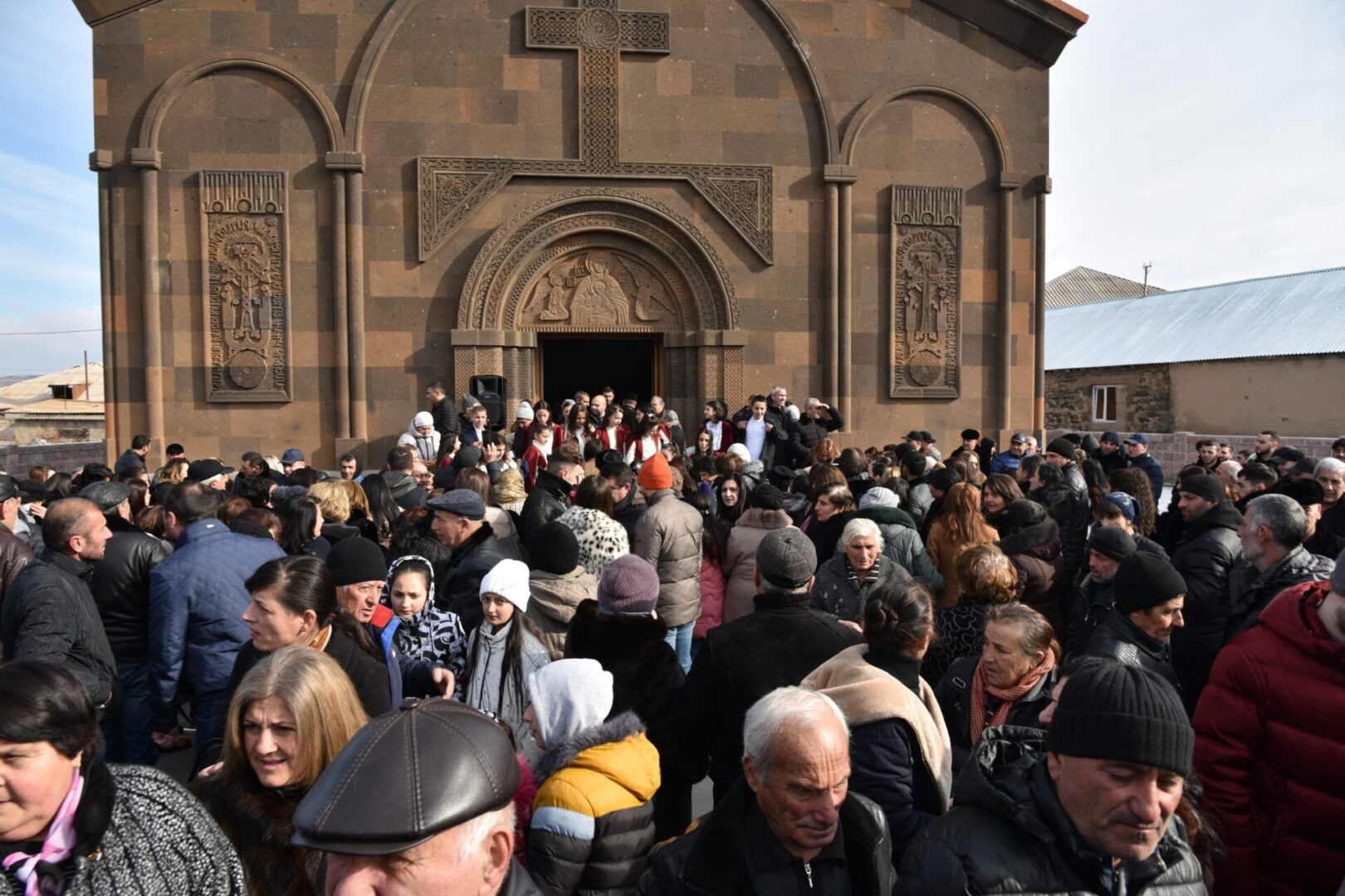 L’église Sourp Astvatsatsin nouvellement construite a été ouverte et consacrée à Saroukhan dans la région de Gegharkunik (Arménie)