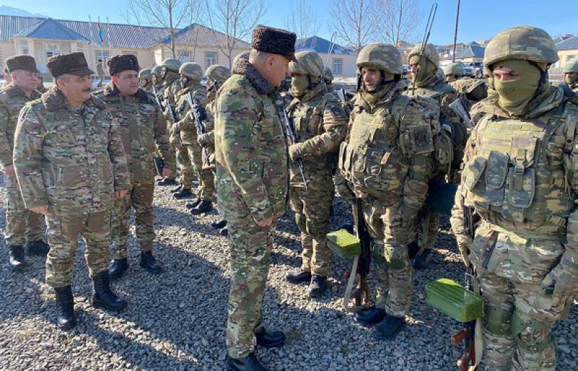 Le chef d&rsquo;état-major de l&rsquo;armée azérie et d’autres membres de l&rsquo;état-major ont visité les unités militaires frontalières avec l&rsquo;Arménie