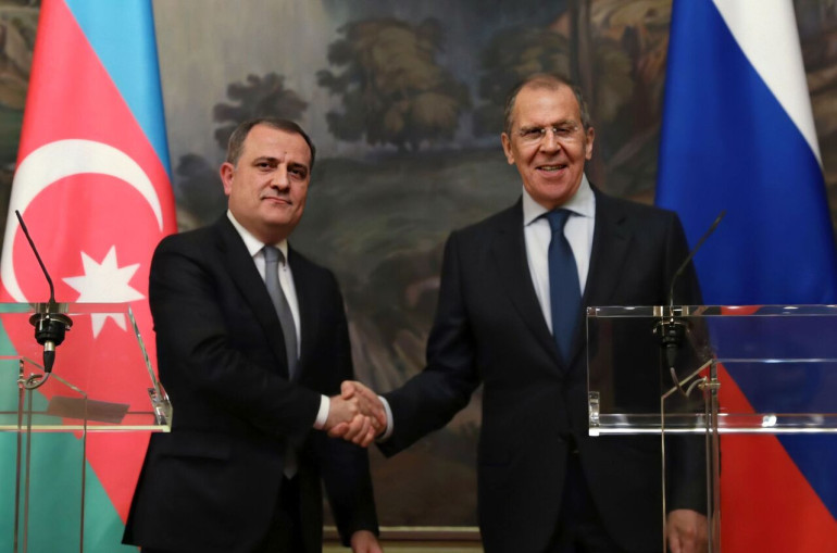 Sergueï Lavrov a souligné à son homologue azéri, la nécessité de débloquer le corridor de Latchine
